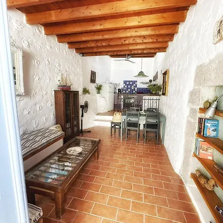 Traditional 2 Bd Chora House W Balcony Apartman