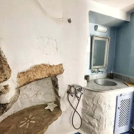 Traditional 2 Bd Chora House W Balcony