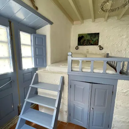 Traditional 2 Bd Chora House W Balcony Apartman